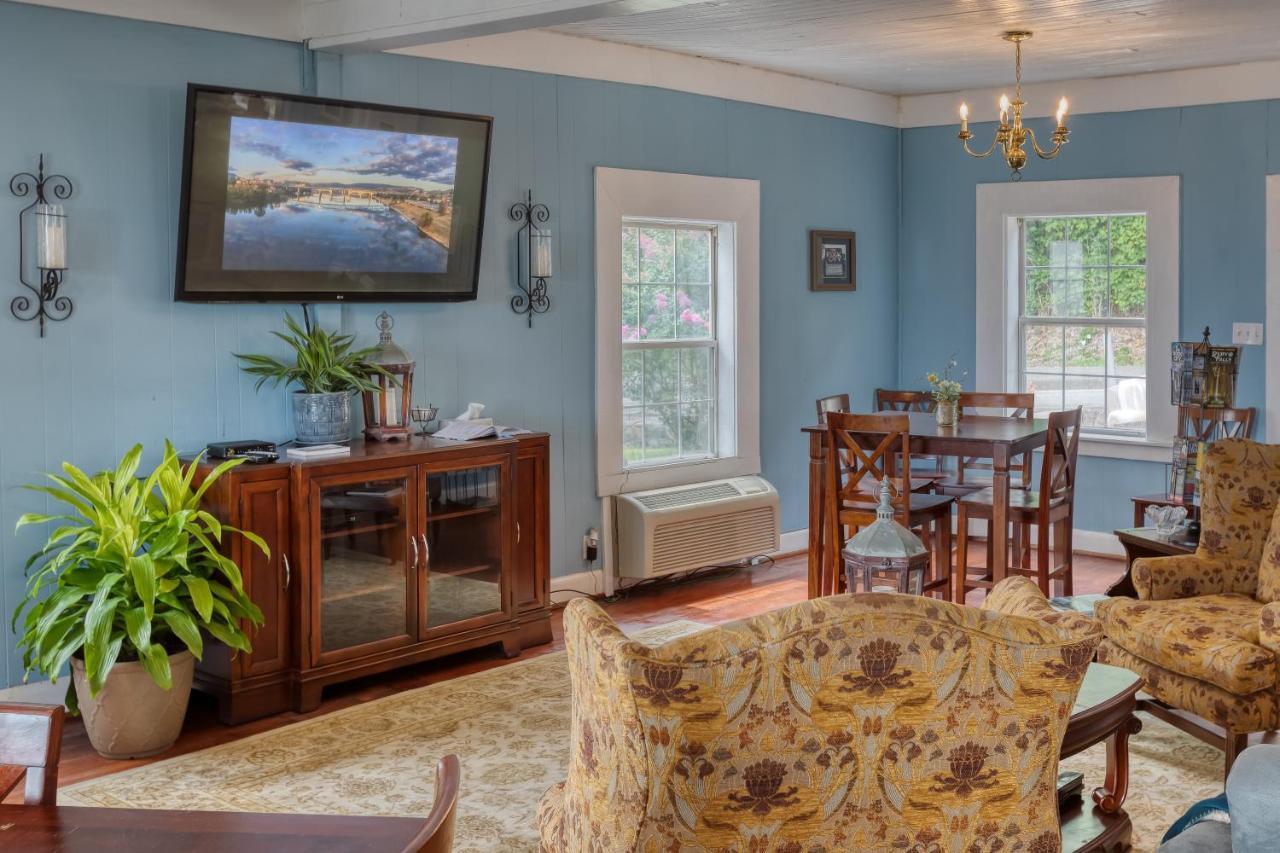 Riverview Inn 3*